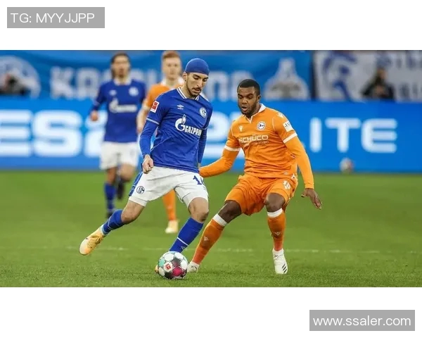 沙尔克04遭遇主场惨败，降级危机潜伏四伏