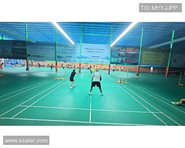 羽毛球的力量与坚持:深入武汉羽毛球队的耐力训练之旅 羽毛球的力量与坚持:深入武汉羽毛球队的耐力训练之旅